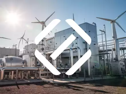 Finanzbezirk bei Sonnenuntergang, beleuchtete Bürogebäude, globales Finanznetz. - Foto: über boerse-global.de