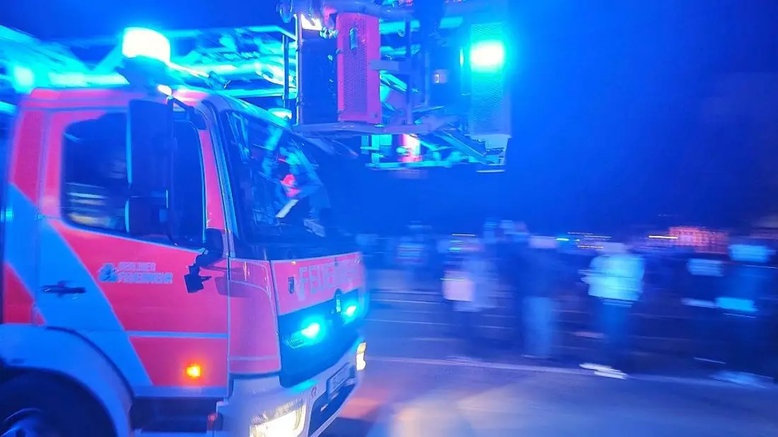 Güterzug fällt in München von Brücke