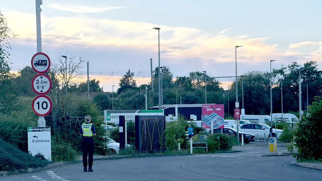 Eine Polizistin steht im Progress Park, wo Angehörige von Reisenden in Empfang genommen werden. - Bild: Jordan Reynolds/PA Wire/dpa