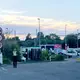 Eine Polizistin steht im Progress Park, wo Angehörige von Reisenden in Empfang genommen werden. - Bild: Jordan Reynolds/PA Wire/dpa