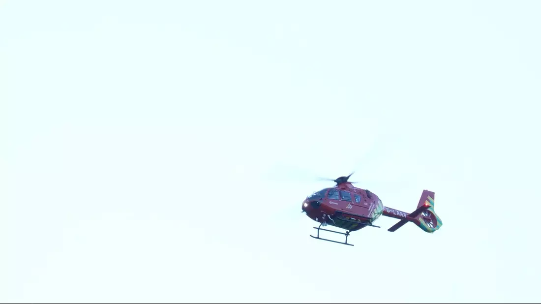 Mehr als 20 Rettungswagen sowie sechs Rettungshubschrauber waren im Einsatz. - Bild: Jamie Lashmar/PA Wire/dpa