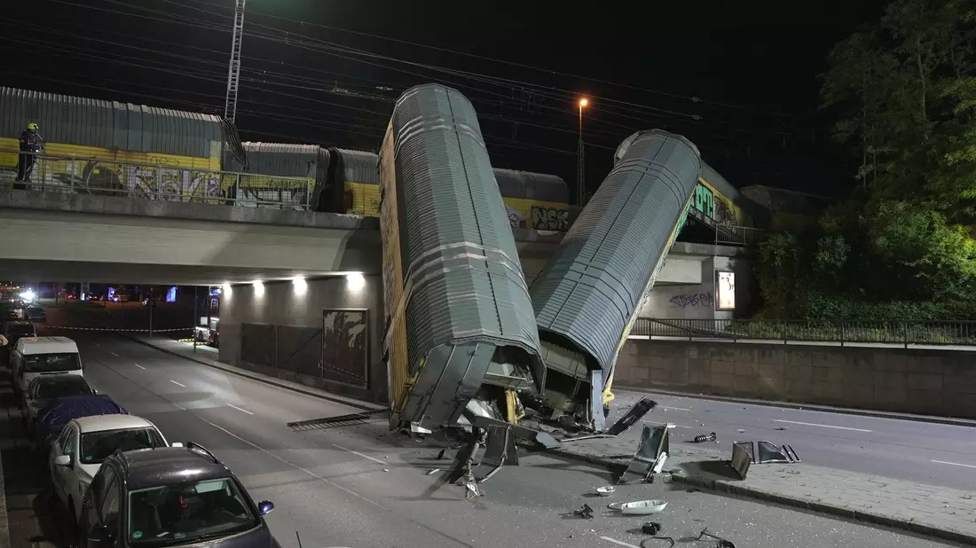 Zwei Waggons sind in München von einer Brücke gestürzt.  - Bild: Ehsan Monajati/dpa