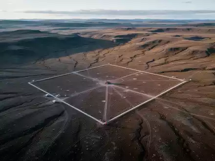 Luftaufnahme eines großen, quadratisch markierten Gebiets in einer unberührten Naturlandschaft, das auf Mineralexploration hindeutet. - Foto: über boerse-global.de