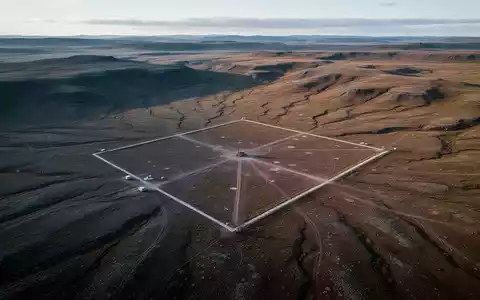 Luftaufnahme eines großen, quadratisch markierten Gebiets in einer unberührten Naturlandschaft, das auf Mineralexploration hindeutet. - Foto: über boerse-global.de