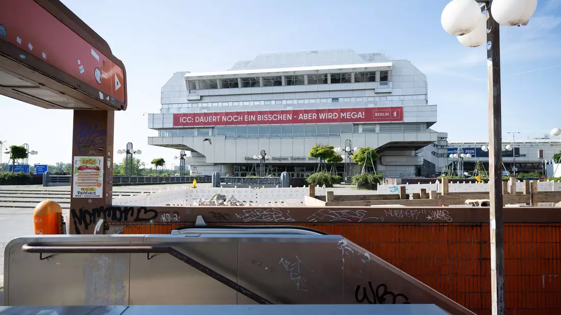 Das ehemalige Kongresszentrum ICC ist schon durch seine Größe ein Hingucker.  - Bild: Sebastian Gollnow/dpa