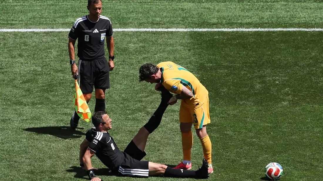 Felix Zwayer (M) bekam Hilfe vom Australier Aiden O'Neill. - Bild: Maddy Grassy/FR172029 AP/AP/dpa