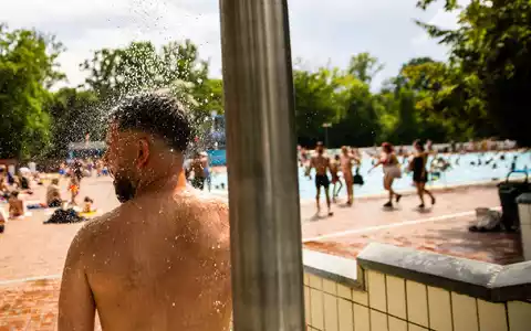 Für die einen ist die Hitze ein Anlass für Badespaß - für andere ist sie deutlich gefährlicher. - Foto: Carsten Koall/dpa