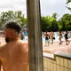 Für die einen ist die Hitze ein Anlass für Badespaß - für andere ist sie deutlich gefährlicher. - Bild: Carsten Koall/dpa