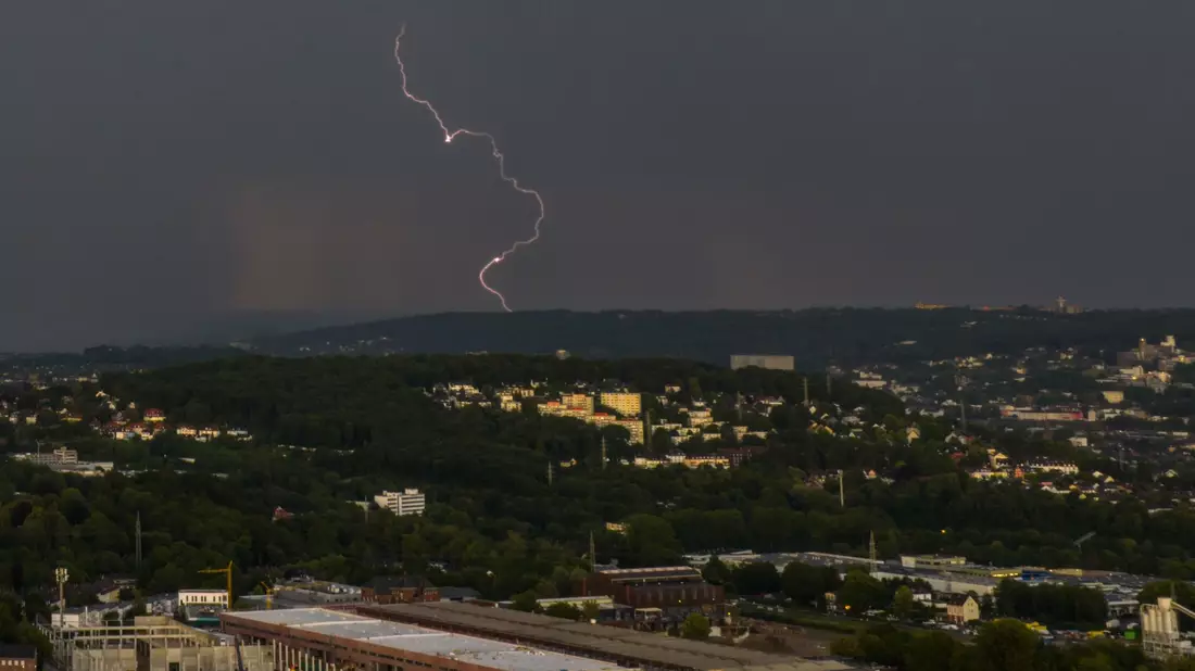 Über NRW zogen am Freitag heftige Gewitter. - Bild: Christoph Reichwein/dpa