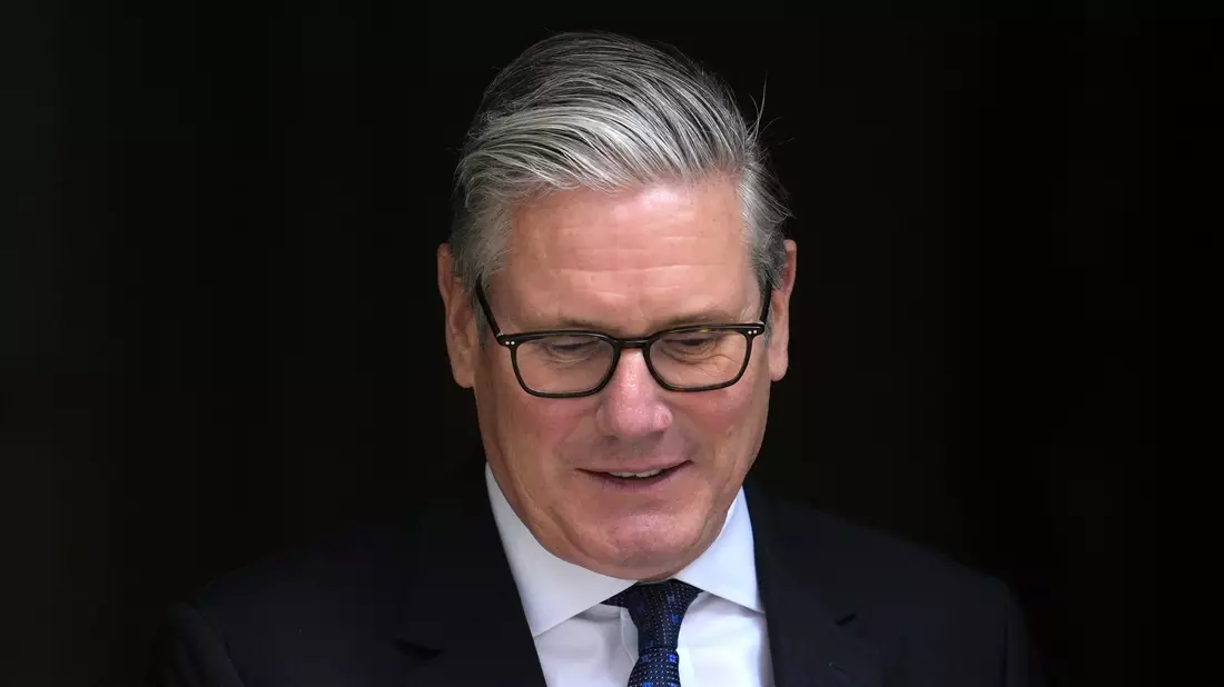 Tief in der Krise: Der britische Premierminister Keir Starmer. (Archivbild) - Bild: Kin Cheung/AP/dpa