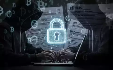 A person in a hoodie types on a laptop, with digital padlock and cryptocurrency symbols, representing crypto scams and fraud. - Foto: über boerse-global.de