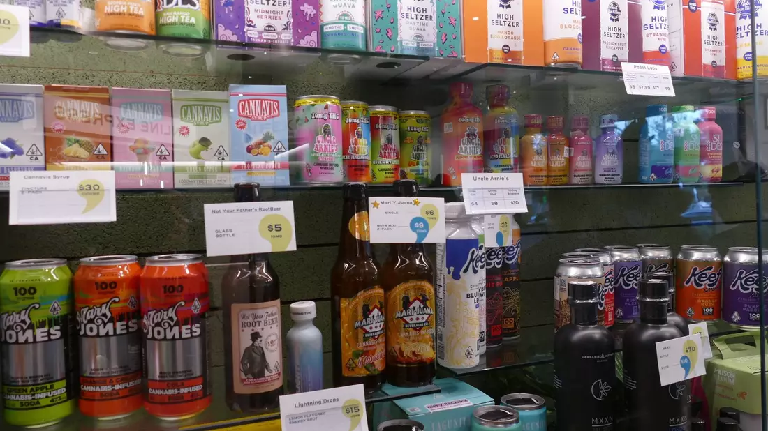 In Kalifornien werden Cannabis-Produkte in einem Shop angeboten. Der Studie zufolge macht eine solche Art der Kommerzialisierung einen deutlichen Unterschied. (Archivbild) - Bild: Barbara Munker/dpa