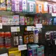 In Kalifornien werden Cannabis-Produkte in einem Shop angeboten. Der Studie zufolge macht eine solche Art der Kommerzialisierung einen deutlichen Unterschied. (Archivbild) - Bild: Barbara Munker/dpa