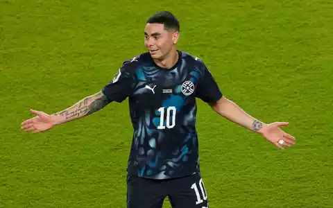 Miguel Almirón hielt sich die Hand vor dem Mund und flog dafür vom Platz. - Foto: Jeff Chiu/AP/dpa