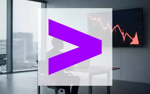 Eine Person betrachtet nachdenklich einen fallenden Aktienchart auf einem Bildschirm in einem modernen Büro. - Foto: über boerse-global.de
