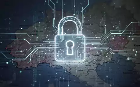 Ein stilisiertes digitales Vorhängeschloss mit leuchtenden Linien über einer verschwommenen Karte von Österreich, umgeben von Datenströmen. - Foto: über boerse-global.de