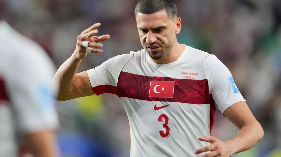 Merih Demiral ärgert sich. - Bild: Eugene Hoshiko/AP/dpa