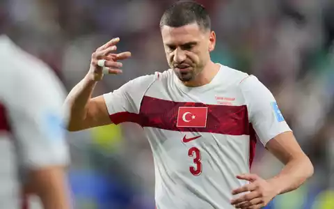 Merih Demiral ärgert sich. - Foto: Eugene Hoshiko/AP/dpa