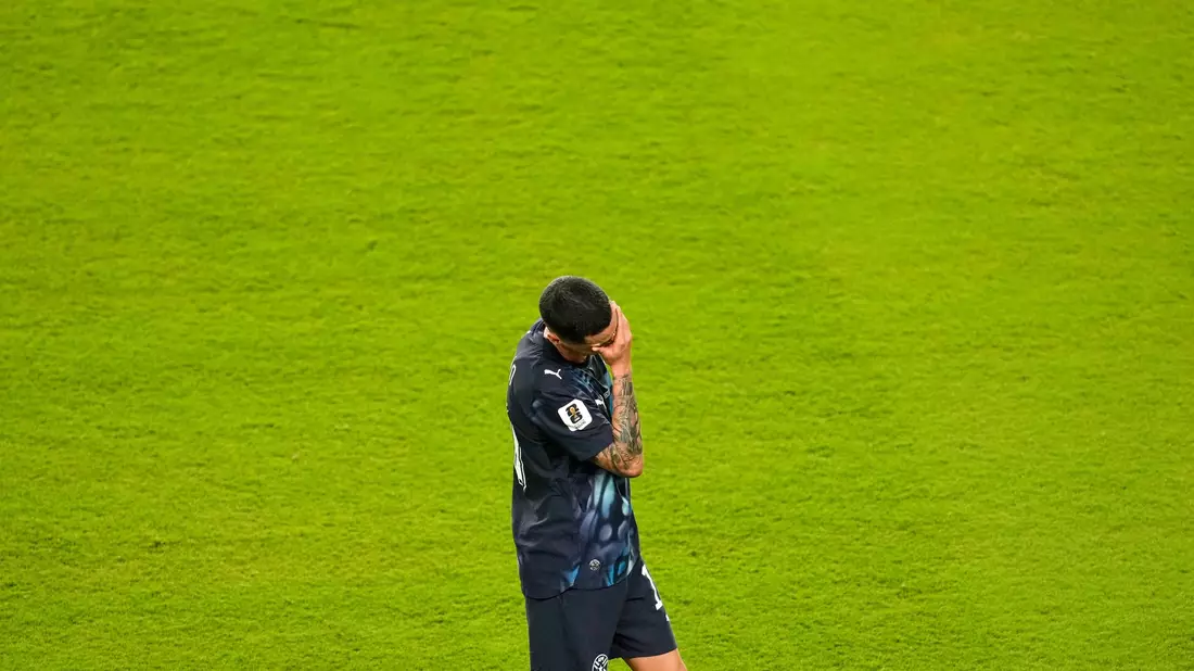 Miguel Almirón erlebte die zweite Hälfte nicht mehr auf dem Platz. - Bild: Jeff Chiu/AP/dpa