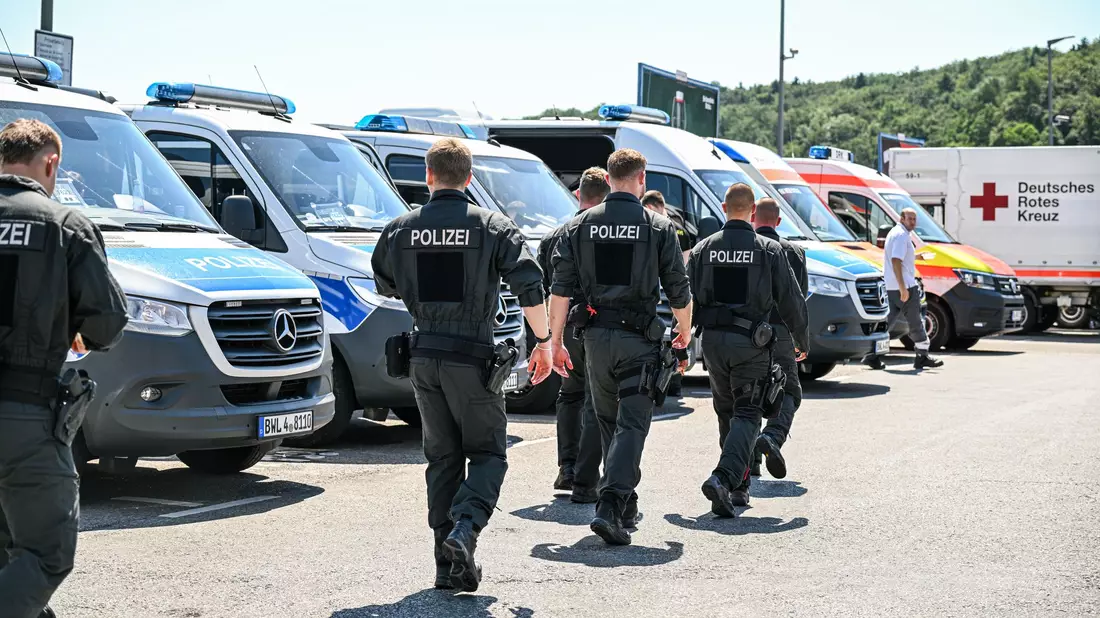 Die Polizei ist im Einsatz. - Bild: Jason Tschepljakow/dpa