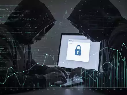 A shadowy figure at a laptop, its screen showing a fraudulent email. Digital security elements and financial data overlay the scene. - Foto: über boerse-global.de