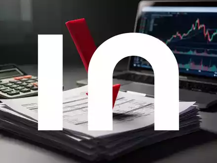 Ein roter Abwärtspfeil durchbohrt Finanzdokumente, mit einem Taschenrechner und Laptop im Hintergrund, der fallende Aktienkurse zeigt. - Foto: über boerse-global.de