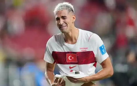 Mert Müldür reagierte sehr emotional auf die Niederlage und das Aus in der Gruppenphase. - Foto: Eugene Hoshiko/AP/dpa