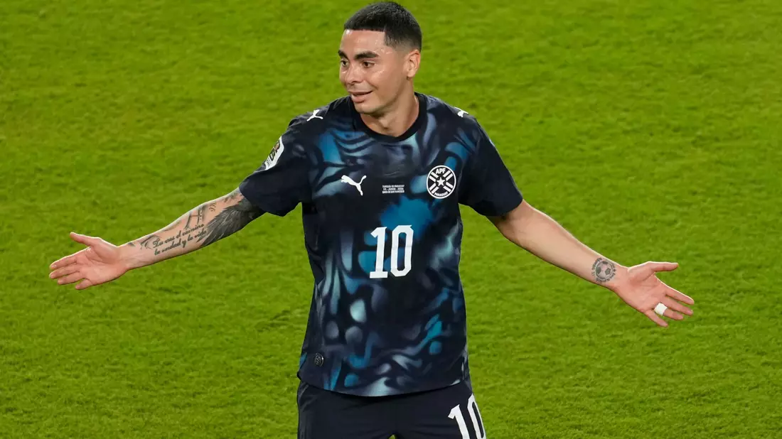 Almirón flog mit der Roten Karte vom Platz, sein Team brachte den Sieg aber ins Ziel. - Bild: Jeff Chiu/AP/dpa