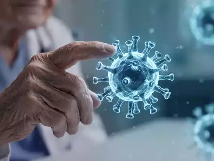 Eine ältere, faltige Hand berührt sanft ein leuchtend blaues Viruspartikel, das RSV symbolisiert, in einem medizinischen Kontext. - Foto: über boerse-global.de