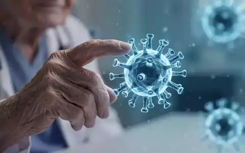 Eine ältere, faltige Hand berührt sanft ein leuchtend blaues Viruspartikel, das RSV symbolisiert, in einem medizinischen Kontext. - Foto: über boerse-global.de