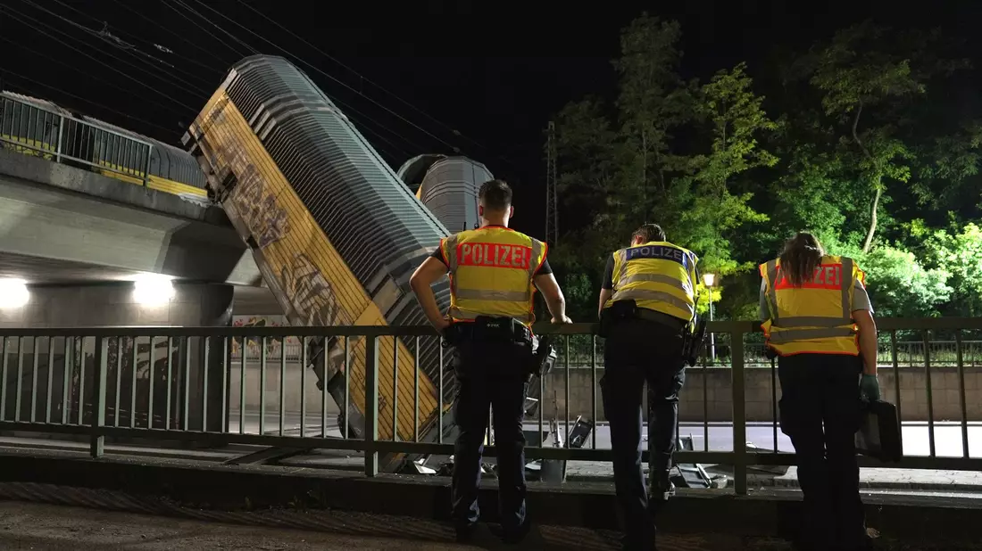 Die Waggons stürzten von einer Brücke. - Bild: Ehsan Monajati/dpa