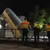 Die Waggons stürzten von einer Brücke. - Foto: Ehsan Monajati/dpa