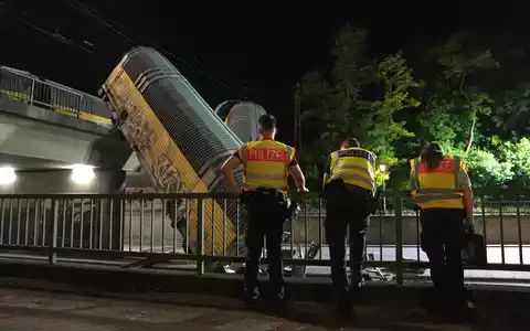 Die Waggons stürzten von einer Brücke. - Foto: Ehsan Monajati/dpa