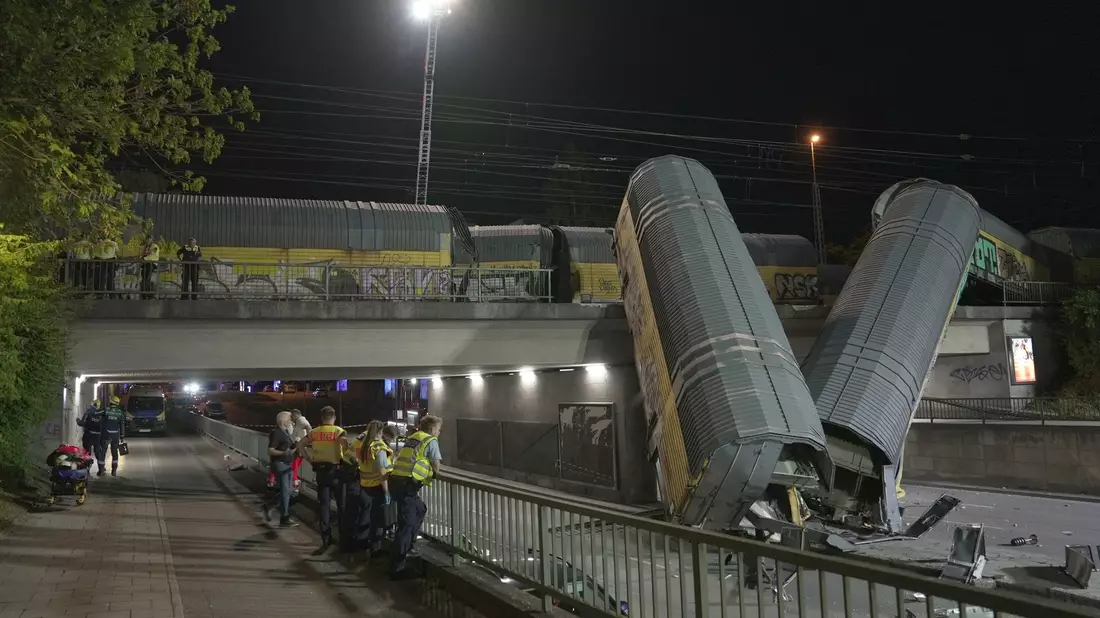 Die Waggons des Güterzugs krachten auf eine Straße. - Bild: Ehsan Monajati/dpa