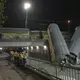 Die Waggons des Güterzugs krachten auf eine Straße. - Bild: Ehsan Monajati/dpa