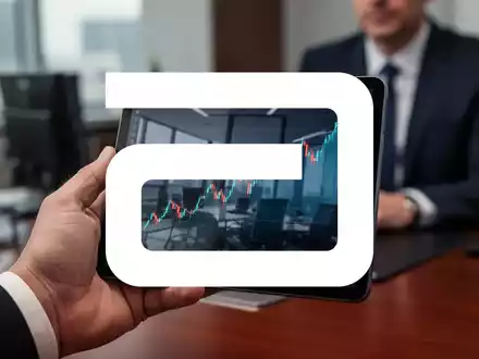 Nahaufnahme einer Hand, die ein Tablet mit einem Aktienkurs hält, im Hintergrund ein unscharfes Büroambiente. - Foto: über boerse-global.de