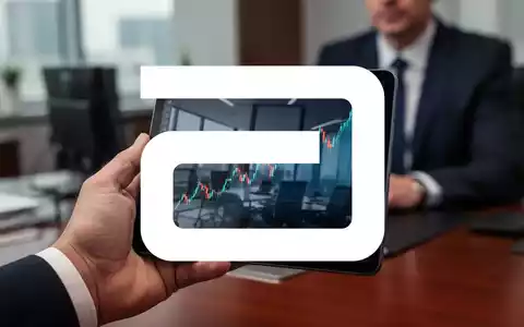 Nahaufnahme einer Hand, die ein Tablet mit einem Aktienkurs hält, im Hintergrund ein unscharfes Büroambiente. - Foto: über boerse-global.de