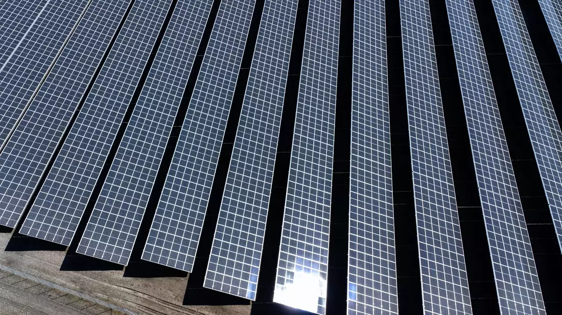 Der Ausbau von Solar- und Speichertechnologien sollte laut Verband konsequent fortgesetzt werden.  - Bild: Christian Charisius/dpa
