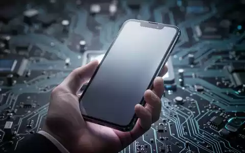 A sleek, modern smartphone, glowing with a soft light, held in a hand against a subtly blurred backdrop of circuit boards. - Foto: über boerse-global.de