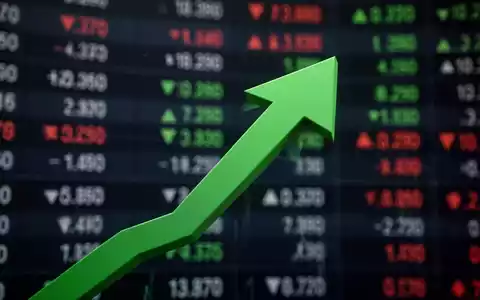 Ein leuchtend grüner, aufwärts gerichteter Pfeil vor einem unscharfen Börsenticker, der schnelles Wachstum symbolisiert. - Foto: über boerse-global.de
