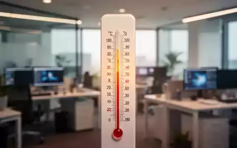 Ein Thermometer zeigt eine hohe Temperatur an, mit einem unscharfen Hintergrund eines modernen Büros. - Foto: über boerse-global.de