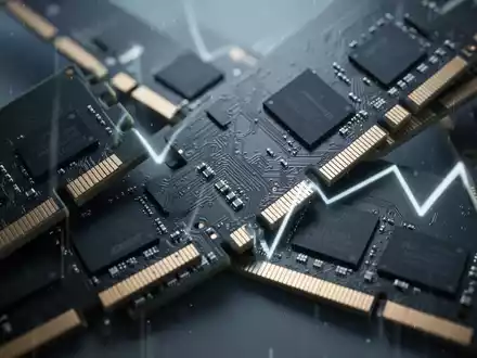 Close-up of DDR4 RAM sticks, symbolizing a price drop in the semiconductor market. - Foto: über boerse-global.de
