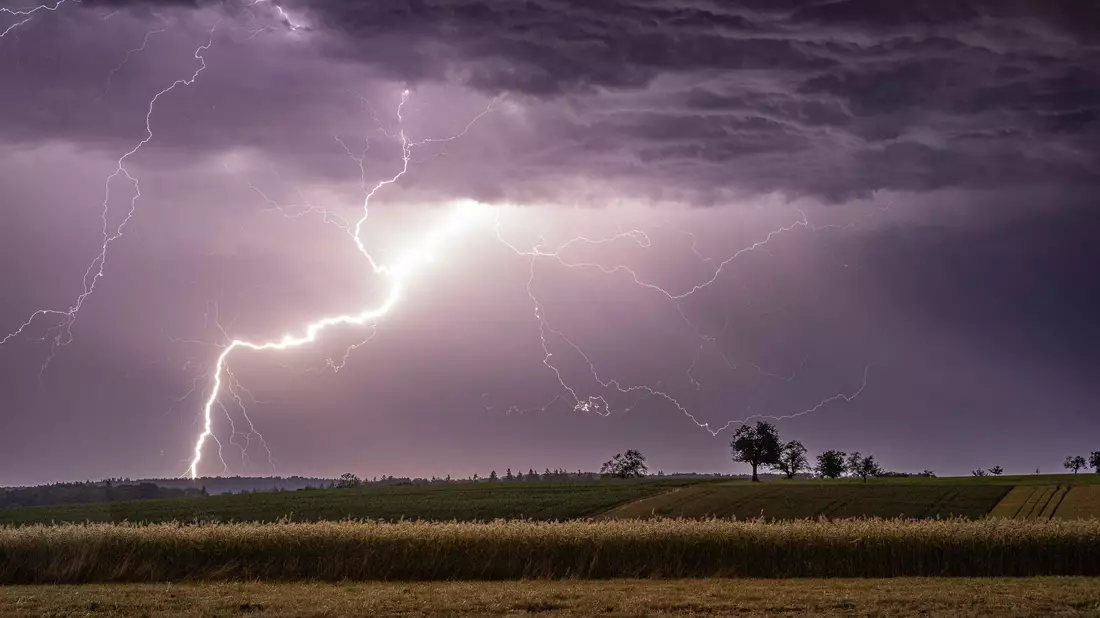Vor allem im Osten Deutschlands drohen weitere Gewitter. - Bild: Alexander Wolff/onw-images/dpa