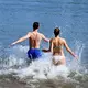 Die schönen Seiten des Sommers: Badespaß. - Bild: Roberto Pfeil/dpa