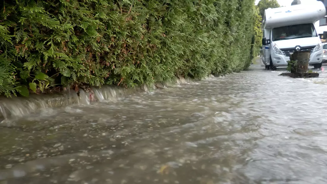 In mehreren Regionen Deutschland wurden bei Starkregen Straßen überflutet. - Bild: Bernd März/dpa