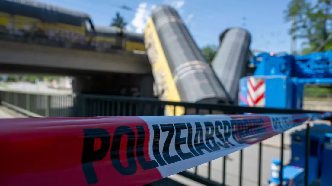Zwei Waggons sind in München von einer Brücke gestürzt. - Bild: Stefan Puchner/dpa