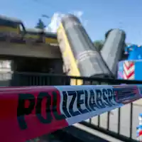 Zwei Waggons sind in München von einer Brücke gestürzt. - Foto: Stefan Puchner/dpa