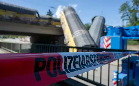 Zwei Waggons sind in München von einer Brücke gestürzt. - Foto: Stefan Puchner/dpa