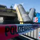 Zwei Waggons sind in München von einer Brücke gestürzt. - Bild: Stefan Puchner/dpa