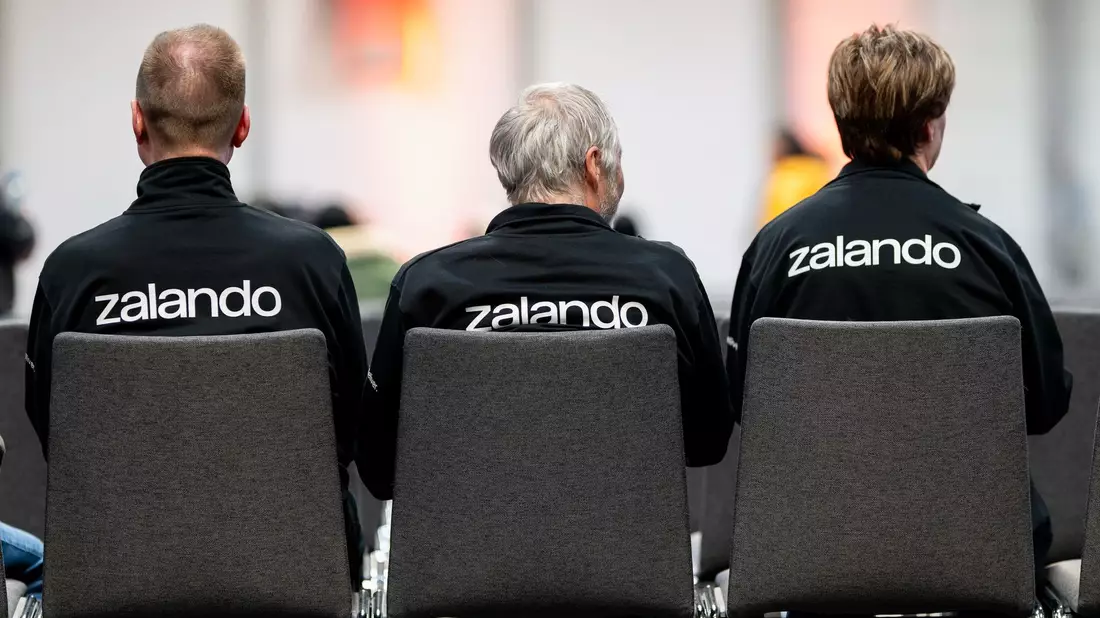 Über den Sozialplan bei Zalando in Erfurt wird nun in einer Einigungsstelle verhandelt. (Illustration). - Bild: Jacob Schröter/dpa